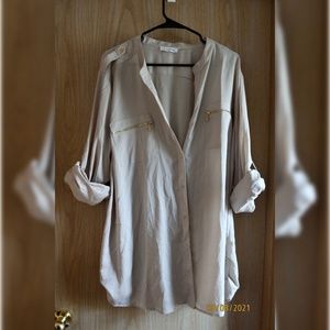 Lightweight 3/4 sleeve button up top